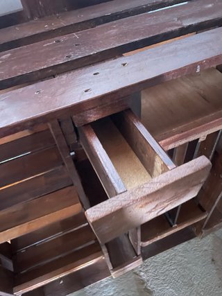 Estantería de madera de palets