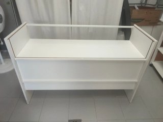 Mostrador blanco con tapa de cristal