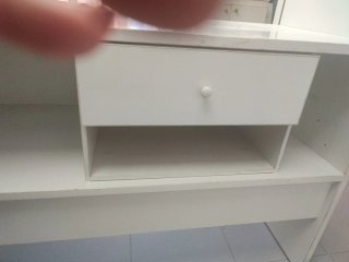 Mostrador blanco con tapa de cristal