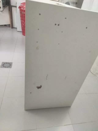 Mostrador blanco con tapa de cristal