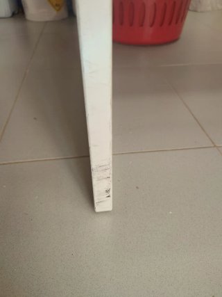 Mostrador blanco con tapa de cristal