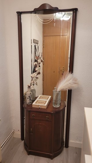 Mueble recibidor de madera y cristal