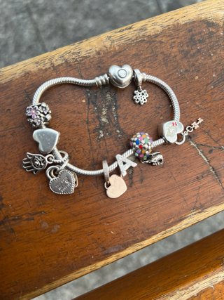 Pulsera Pandora con charms corazón y flor