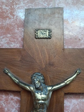 Crucifijo de pared de madera con figura de Jesús
