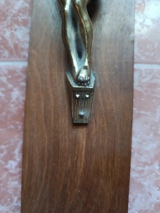 Crucifijo de pared de madera con figura de Jesús