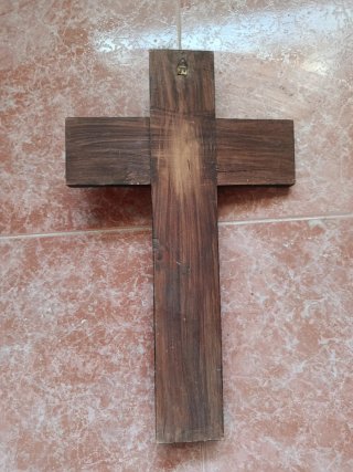 Crucifijo de pared de madera con figura de Jesús