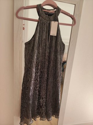 Vestido plateado y negro con cuello halter