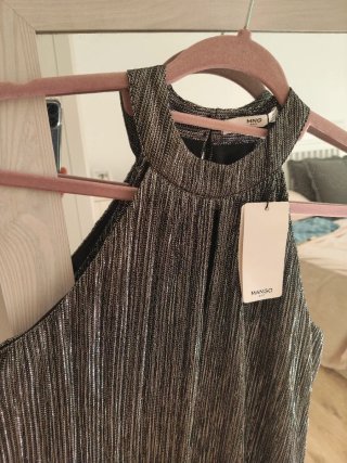 Vestido plateado y negro con cuello halter
