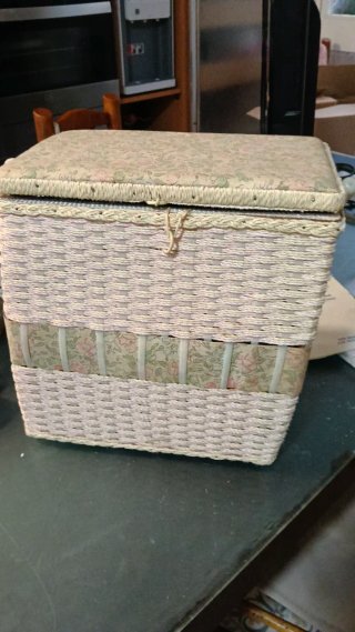 Máquina de coser modelo 324 en cesta de mimbre