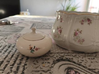 Joyero y jarrita de porcelana