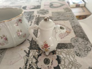Joyero y jarrita de porcelana