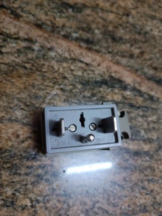 Enchufe antiguo con interruptor