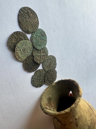 Replica Tesorillo jarron con 9 monedas (dinero)