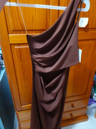 Vestido marrón asimétrico