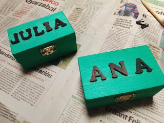 Caja de madera decorada con filigranas doradas