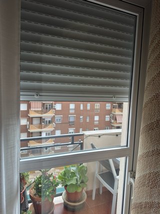 Ventanas de aluminio correderas color blanco.