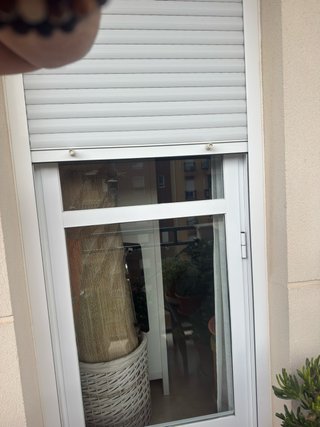 Ventanas de aluminio correderas color blanco.