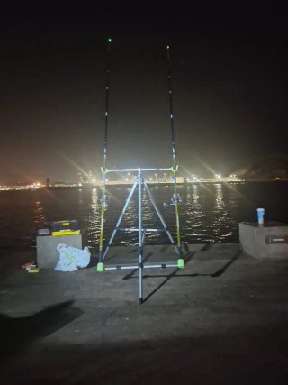 Trípode 2 cañas pesca con fundas