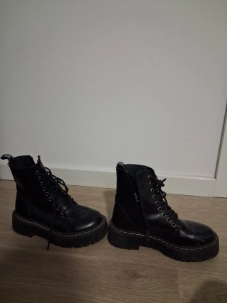 Botas negras con cordones y plataforma