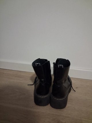 Botas negras con cordones y plataforma