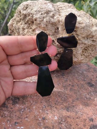 Pendientes largos negros y dorados