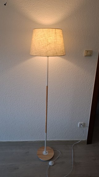 Lámpara de pie madera y pantalla tela color  beige