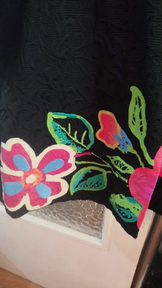 Abrigo Desigual Negro con Flores