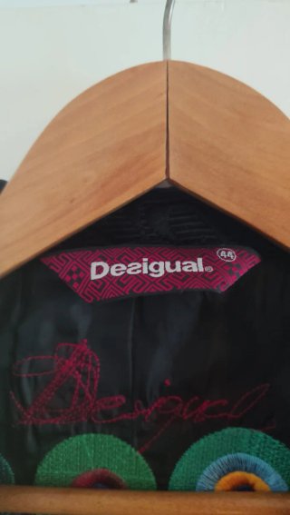 Abrigo Desigual Negro con Flores