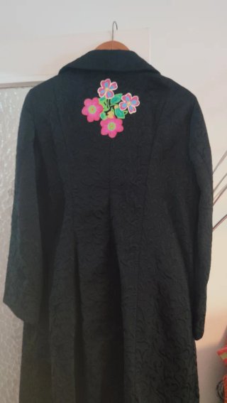 Abrigo Desigual Negro con Flores
