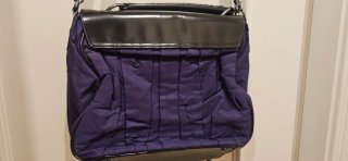 Bolso bandolera negro y morado