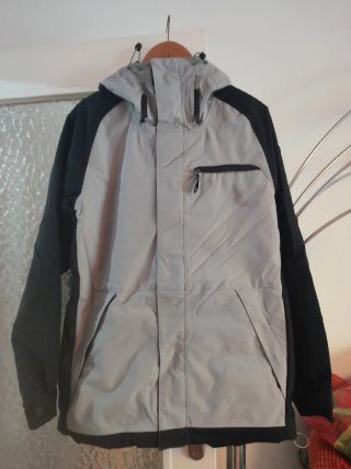 Cazadora de montaña gris y negra