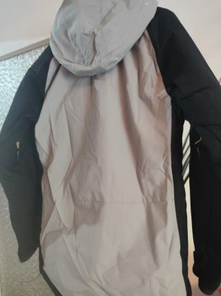 Cazadora de montaña gris y negra
