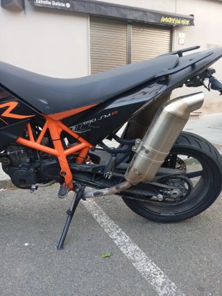 Moto KTM Naked Negra y Naranja