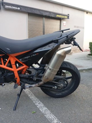 Moto KTM Naked Negra y Naranja