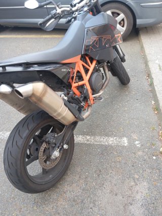 Moto KTM Naked Negra y Naranja