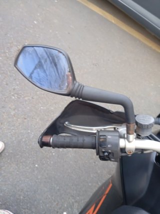 Moto KTM Naked Negra y Naranja