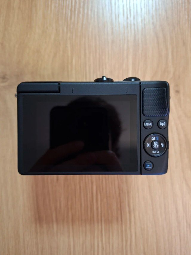 Canon EOS M100
