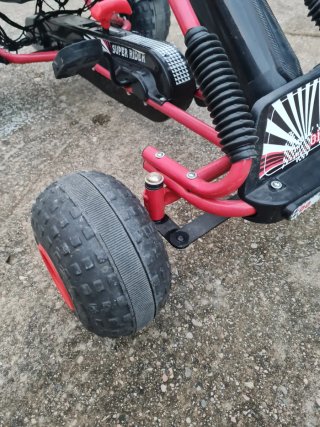 Coche a pedales para niño