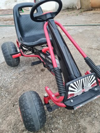 Coche a pedales para niño