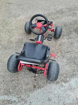 Coche a pedales para niño