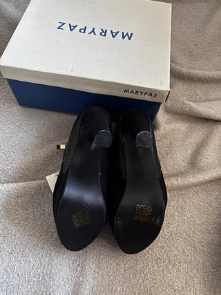 Botines de tacón con detalles en dorado