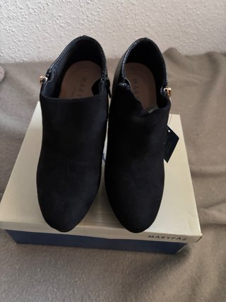 Botines de tacón con detalles en dorado