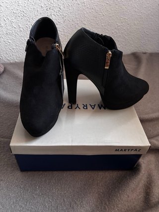 Botines de tacón con detalles en dorado