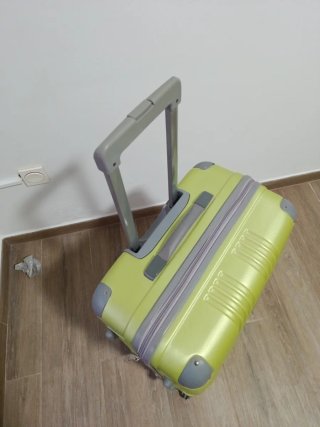 Maleta de viaje verde