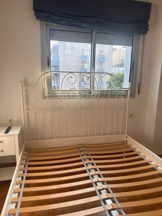 Estructura de cama blanca con cabecero