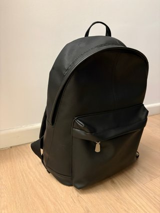 Mochila negra de cuero sintético