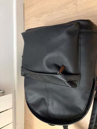 Mochila negra de cuero sintético
