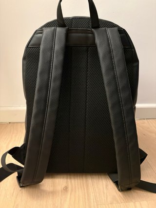 Mochila negra de cuero sintético