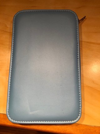 Estuche azul con diseño de sol y nubes