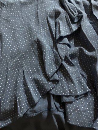 Falda azul con lunares y volantes